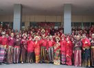 Momen Pegawai Bapenda Makassar Pakai Baju Adat Sulsel Saat Melayani Warga