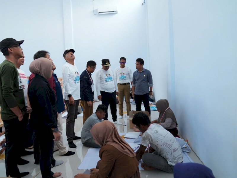 Penjabat (Pj) Gubernur Sulsel, Bahtiar Baharuddin  saat mengecek  gudang logistik KPU Parepare/Ist