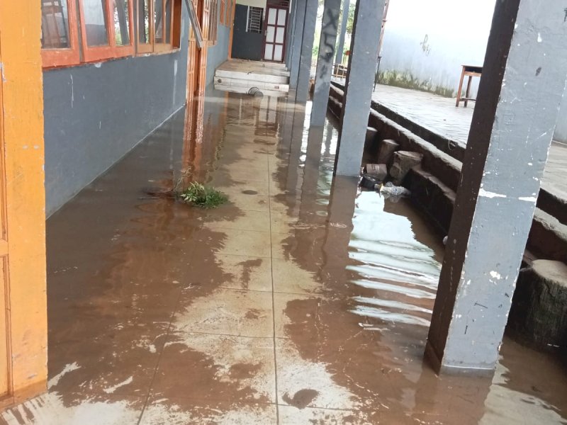 Kondisi koridor Sekolah Menengah Atas (SMA) Negeri 19 Makassar yang setiap tahun langganan banjir (PEDOMAN MEDIA/ Aldi)
