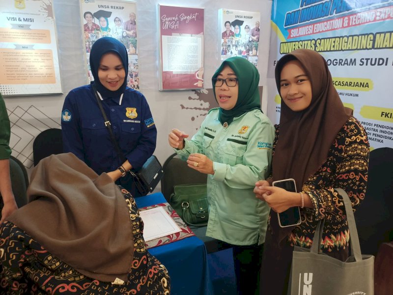 Rektor UNSA Makassar, Prof.Dr.A.Melantik Rompegading,S.H.,M.H bersama dengan penanggung jawab stand/Ist