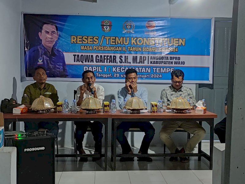  Ketua Komisi III DPRD Wajo, Taqwa Gaffar, saat reses di Jalan Belibis, Kelurahan Siengkang, Kabupaten Wajo, Rabu (31/1/2024)/Ist