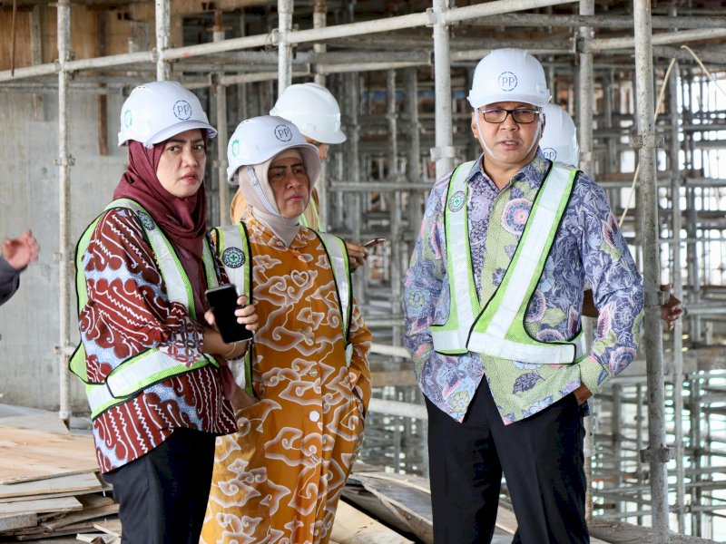 Kadis PU Makassar Zuhaelsi Zubir , mendampingi Wali Kota, Moh Ramdhan Pomanto (Danny Pomanto), meninjau proyek pembangunan Makassar Government Center (MGC), Kamis (14/03/2024)/Ist
