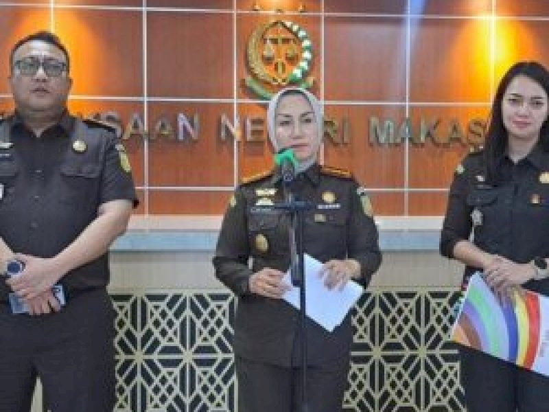 Kajari Makassar, Andi Sundari (Tengah) didampingi Kasi Intel, Andi Alamsyah (Kiri) dan Kasi Pidum As'rini As'ad (Kanan)/Int