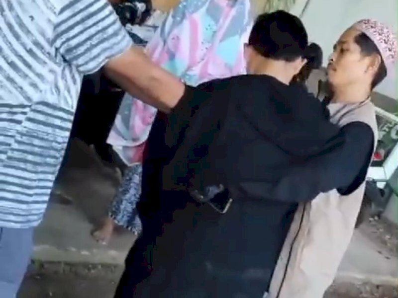 Pelaku (MJ) saat diamankan oleh pengurus masjid/Int