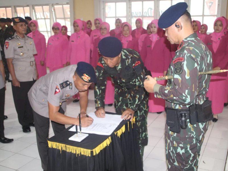 Upacara serah terima dan pengukuhan jabatan 21 personel jajaran Batalyon C Pelopor di Aula Mako Batalyon C Pelopor,  Jl MH Thamrin, Kecamatan Tanete Riattang, Kabupaten Bone, Senin (25/3/2024).