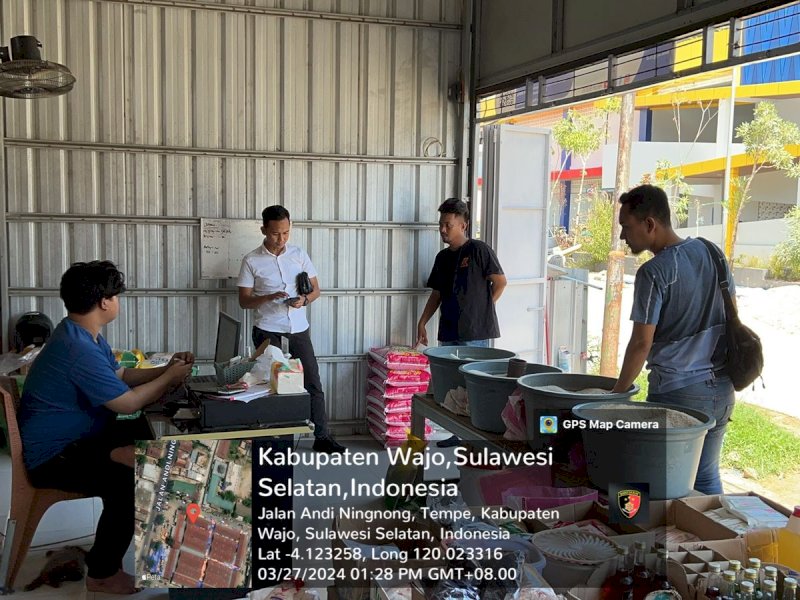 Unit lll Tindak Pidana Tertentu (Tipidter) Satreskrim Polres Wajo, mengecek sejumlah bahan kebutuhan pokok jelang lebaran Idul Fitri 1445 Hijriah/Ist
