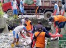  Kadis PU Makassar Kerahkan Petugas Drainase Angkut Tumpukan Sampah di Saluran Sekunder