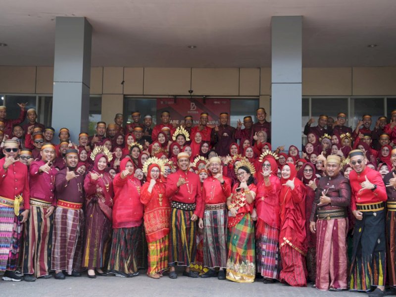 Pegawai Bapenda Makassar Pakai Baju Adat Sambut HUT Kota Makassar