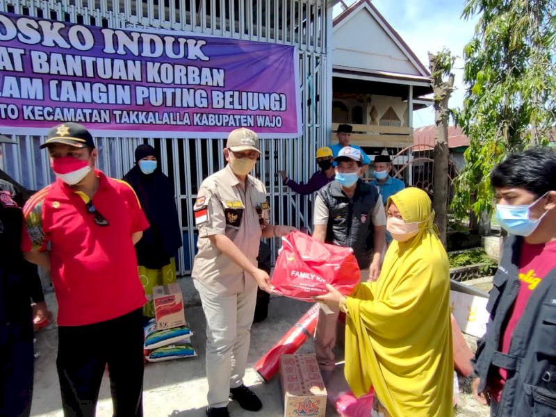 Bupati Wajo Amran Mahmud  salurkan bantuan (Foto: Ist)