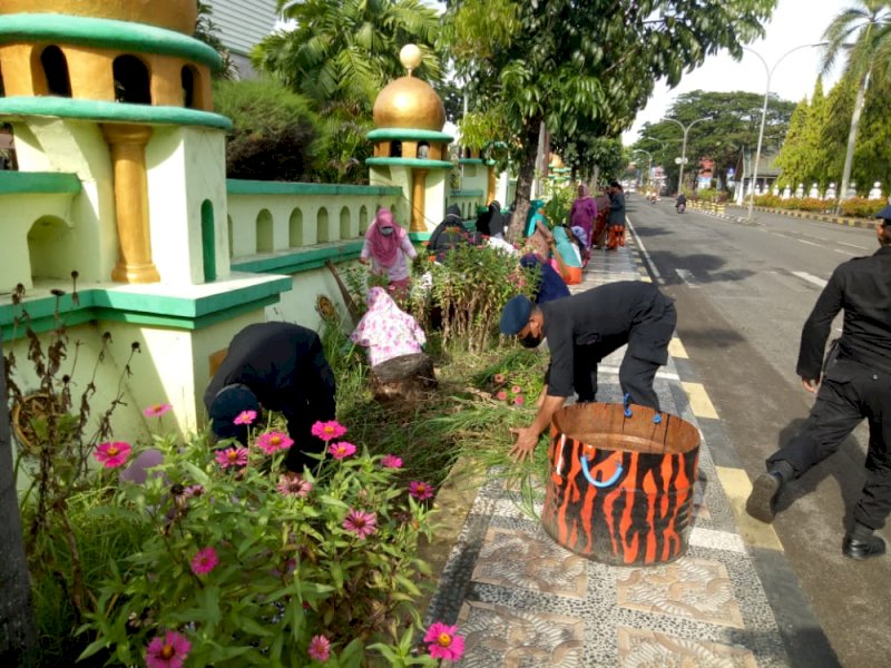 Personel Batalyon C Pelopor Satbrimob Polda Sulsel membersihkan halaman masjid. (Foto: Abustan Abiy)