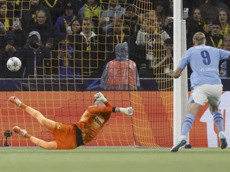 Haaland menaklukkan kiper Young Boys. (int)