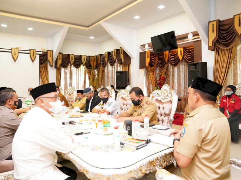 Bupati Bantaeng Ilham Azikin memimpin rapat bersama tokoh agama. (Foto: Ist)