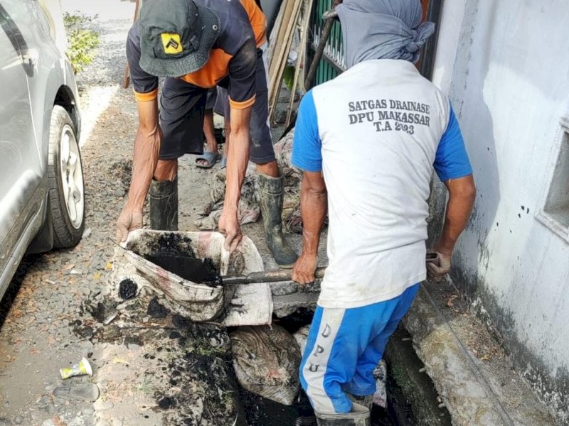 Dinas PU Makassar Lakukan Pengerukan Drainase, Cegah Genangan Air