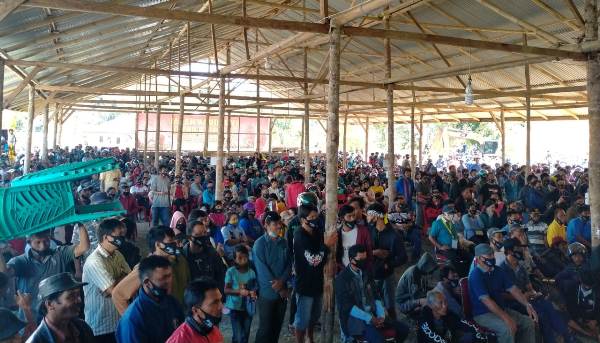 Tumpah ruah massa pendukung Ombas-Dedy dari seluruh pelosok. Lokasi deklarasi di Posko Lampan mendadak jadi lautan manusia.