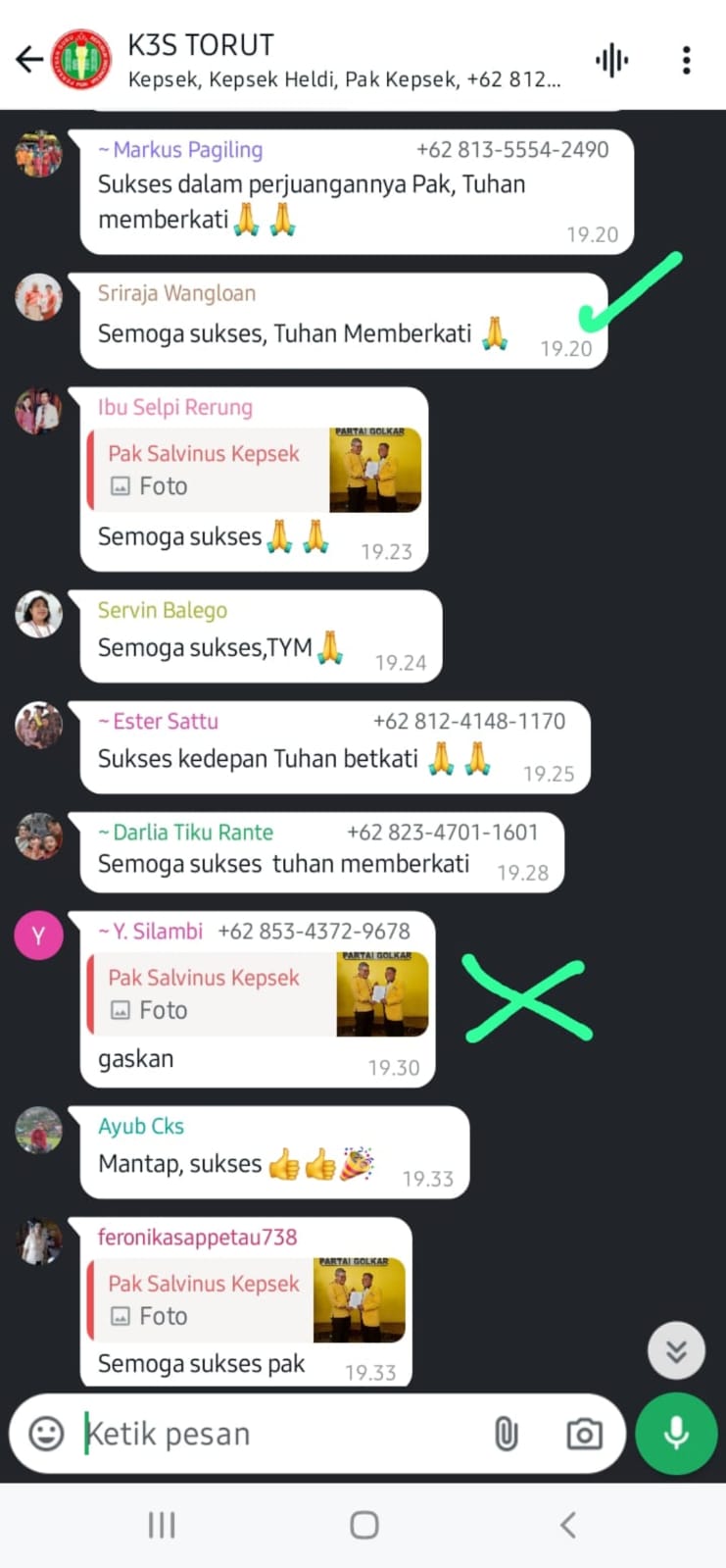Salvinus memposting foto Yohanis Bassang saat menerima rekomendasi dari Partai Golkar